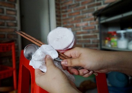 Nguy cơ ung thư từ khăn giấy lau miệng và chén đũa - ảnh 1