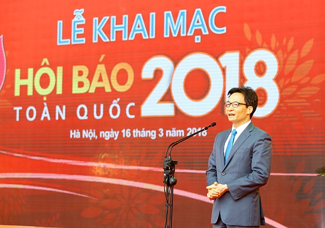 Phó Thủ tướng thăm gian hàng báo Tiền Phong tại Hội báo 2018 - ảnh 2