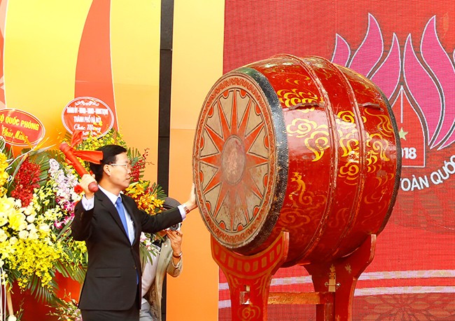 Phó Thủ tướng thăm gian hàng báo Tiền Phong tại Hội báo 2018 - ảnh 1