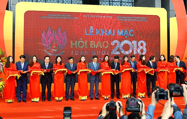 Phó Thủ tướng thăm gian hàng báo Tiền Phong tại Hội báo 2018 - ảnh 3
