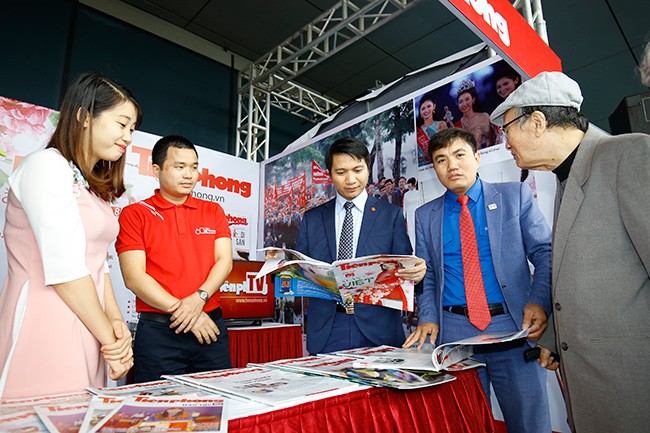 Phó Thủ tướng thăm gian hàng báo Tiền Phong tại Hội báo 2018 - ảnh 7