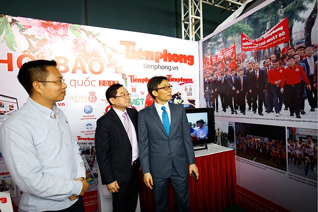 Phó Thủ tướng thăm gian hàng báo Tiền Phong tại Hội báo 2018 - ảnh 6