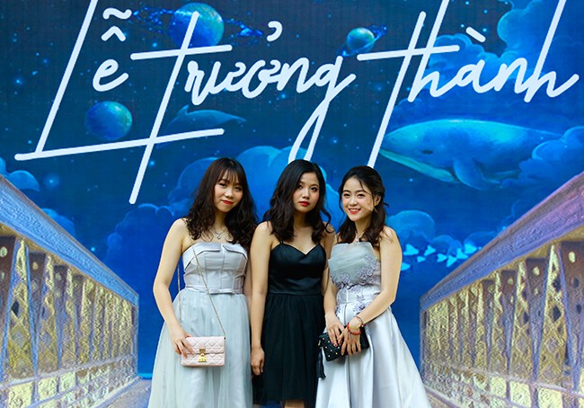 Lễ tri ân xúc động của thầy trò trường Chu Văn An - ảnh 1