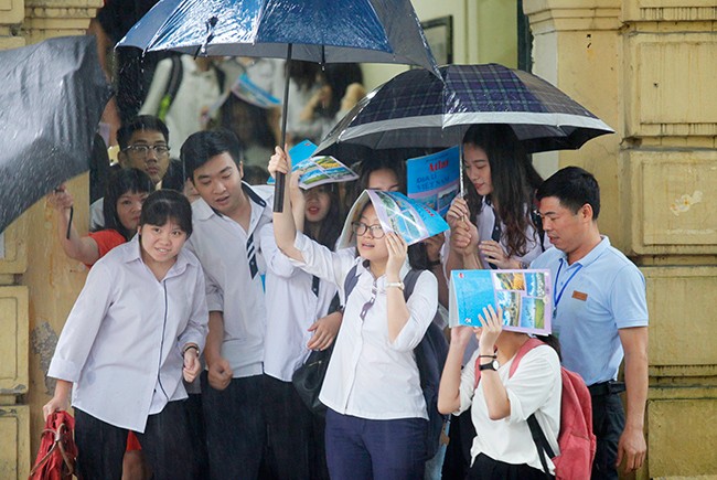 Khoảnh khắc xúc động của sĩ tử sau môn thi cuối cùng - ảnh 8