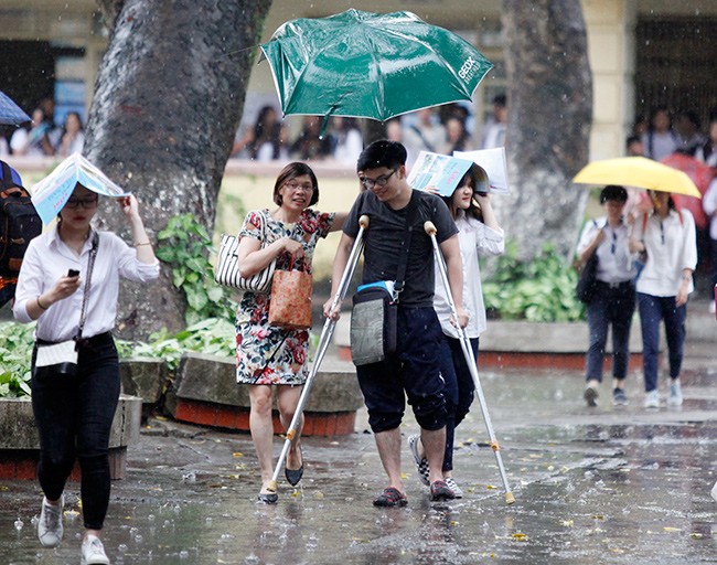 Khoảnh khắc xúc động của sĩ tử sau môn thi cuối cùng - ảnh 11