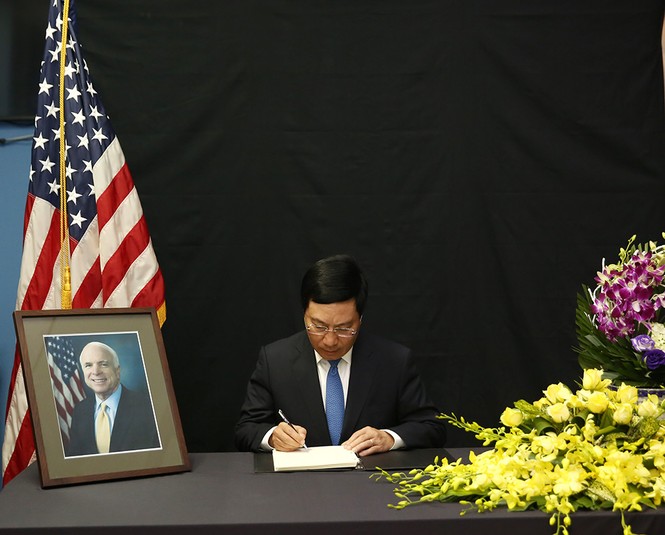 Phó Thủ tướng Phạm Bình Minh viếng Thượng nghị sĩ John McCain - ảnh 1