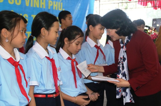 Phó Chủ tịch nước thăm, tặng quà Tết cho người nghèo TT-Huế - ảnh 1