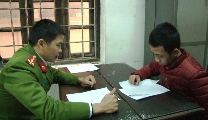 Bắt giữ 8 thanh niên gây ra 30 vụ trộm nắp hố ga - ảnh 1
