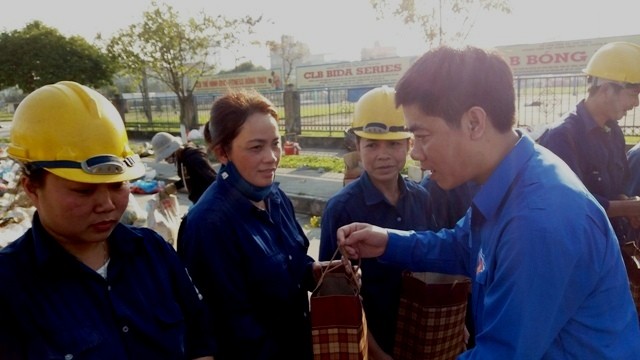 Quà Tết cho công nhân, bệnh nhi đặc biệt ngày cuối năm - ảnh 2
