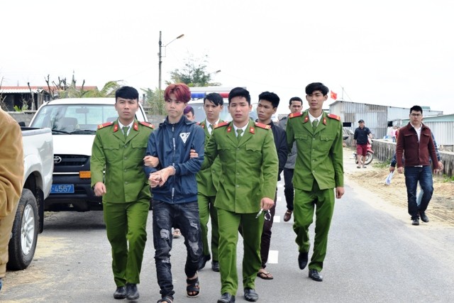 Về quê ăn Tết, hai thanh niên vác kiếm đi cướp - ảnh 1