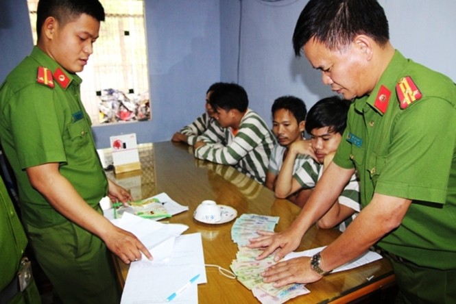 Một đêm bắt nhiều đối tượng đánh bạc - ảnh 1