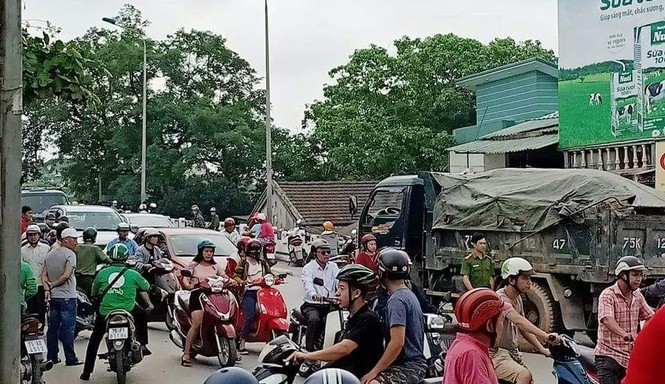 Tài xế ô tô 'nói chuyện' bằng dao sau va chạm giao thông - ảnh 1