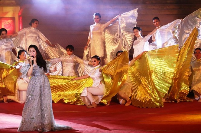 Hoa hậu Đỗ Mỹ Linh kiêu sa, lộng lẫy trong đêm 'Huế vàng son' - ảnh 20