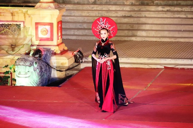 Hoa hậu Đỗ Mỹ Linh kiêu sa, lộng lẫy trong đêm 'Huế vàng son' - ảnh 7