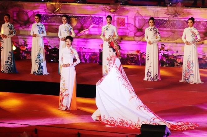 Hoa hậu Đỗ Mỹ Linh kiêu sa, lộng lẫy trong đêm 'Huế vàng son' - ảnh 2