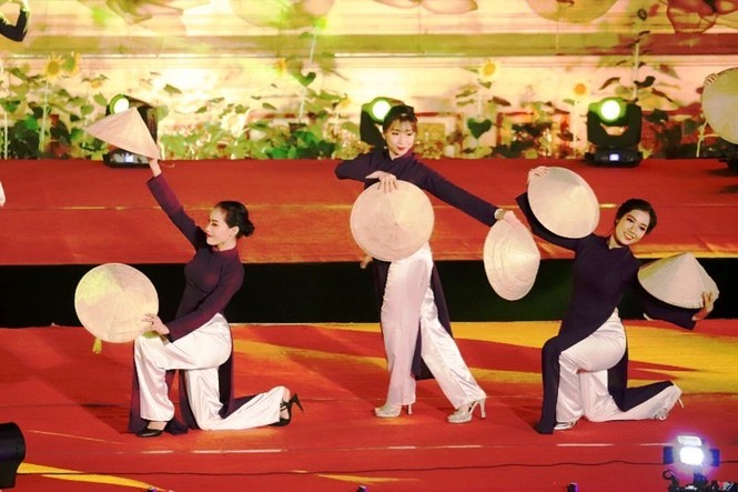 Hoa hậu Đỗ Mỹ Linh kiêu sa, lộng lẫy trong đêm 'Huế vàng son' - ảnh 3