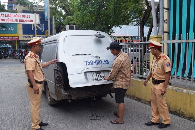 CSGT liên tục phát hiện xe chở gỗ lậu “vi vu” trên Quốc lộ - ảnh 2