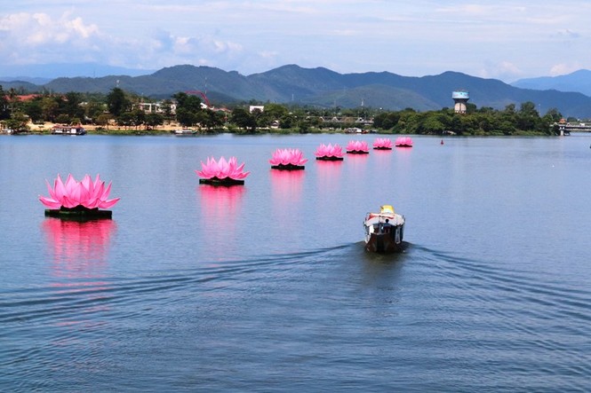 Muôn sắc màu bình an mùa Phật đản xứ Huế - ảnh 2