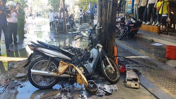 Vụ cháy trụ điện thiêu rụi xe máy: Điện lực bồi thường thiệt hại - ảnh 1