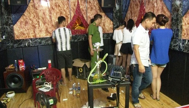 Nhóm thanh niên thuê gần chục phòng trong nhà nghỉ để 'đập đá' - ảnh 1