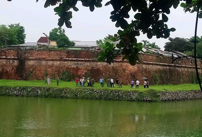 Người đàn ông chết dưới chân thành cổ: Khởi tố, bắt tạm giam 2 bị can - ảnh 1