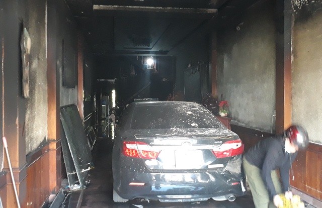 Cảnh sát phá cửa cuốn cứu 5 người thoát khỏi đám cháy lớn - ảnh 2