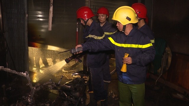 Cảnh sát phá cửa cuốn cứu 5 người thoát khỏi đám cháy lớn - ảnh 1