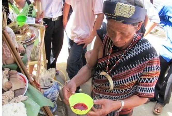 Buộc dừng lễ hội đâm trâu 'tận thu' tiền dân - ảnh 1