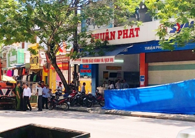 Hoảng hồn phát hiện mìn 'đồ chơi' đặt trước cửa tiệm xe máy - ảnh 1