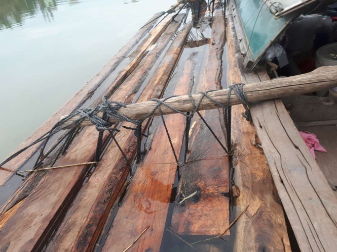 Cảnh sát đường thủy nổ súng bắt gỗ lậu trong đêm - ảnh 1
