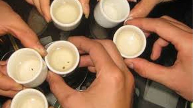 3 người chết, 2 người nguy kịch nghi do ngộ độc rượu - ảnh 1