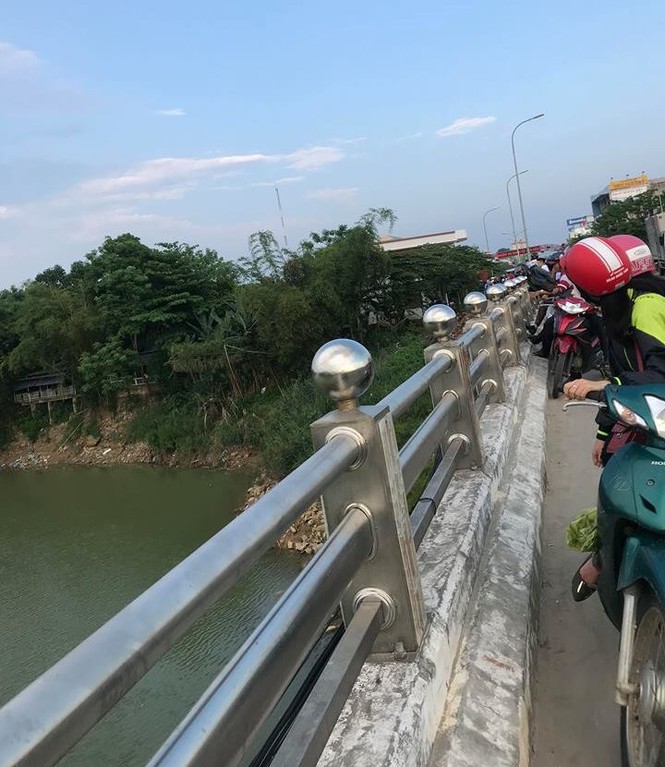 Một phụ nữ nhảy cầu nghi tự vẫn - ảnh 1