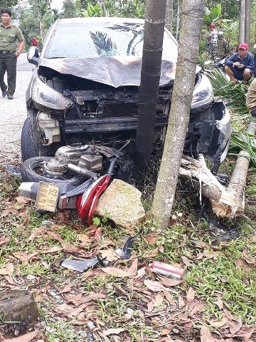 va chạm mạnh, xe máy và ô tô cùng bốc cháy - ảnh 1