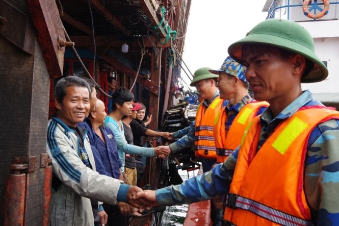 Lai dắt thành công tàu câu mực cùng 48 thuyền viên gặp nạn trên biển - ảnh 1