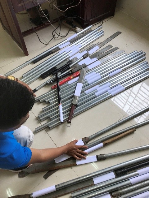 Nhóm thanh niên thanh toán nhau bằng hung khí tự chế - ảnh 1