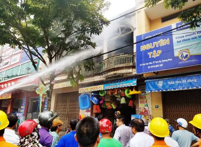 cháy lớn tại tiệm tạp hóa, nhiều người hoảng loạn tháo chạy - ảnh 1