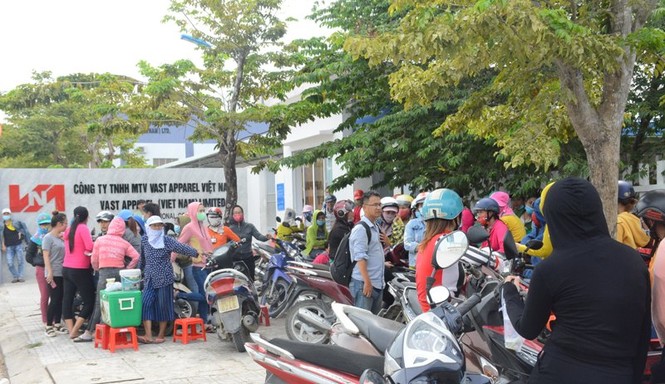 Bị ép tăng ca, hơn 500 công nhân đồng loạt đình công - ảnh 1