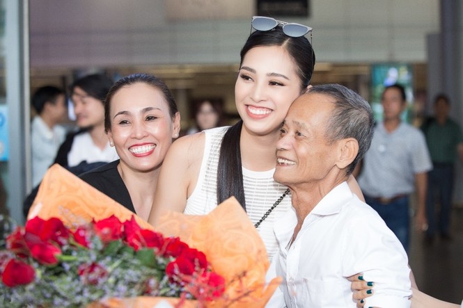 Hoa hậu Trần Tiểu Vy xúc động trước sự nồng nhiệt chào đón của người dân quê nhà - ảnh 1