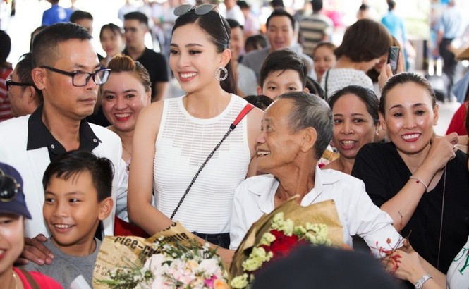 Hoa hậu Trần Tiểu Vy xúc động trước sự nồng nhiệt chào đón của người dân quê nhà - ảnh 4