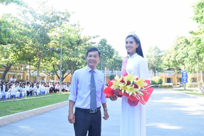 hoa hậu Tiểu Vy thăm lại trường cũ - ảnh 1