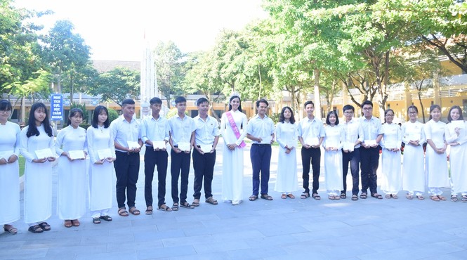 hoa hậu Tiểu Vy thăm lại trường cũ - ảnh 4