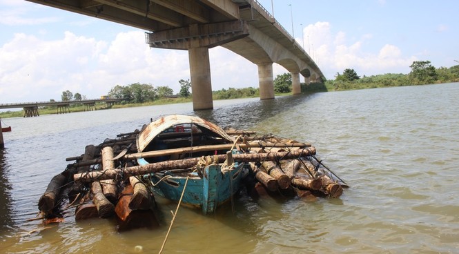 Phát hiện vụ vận chuyển gỗ lậu trên sông - ảnh 1