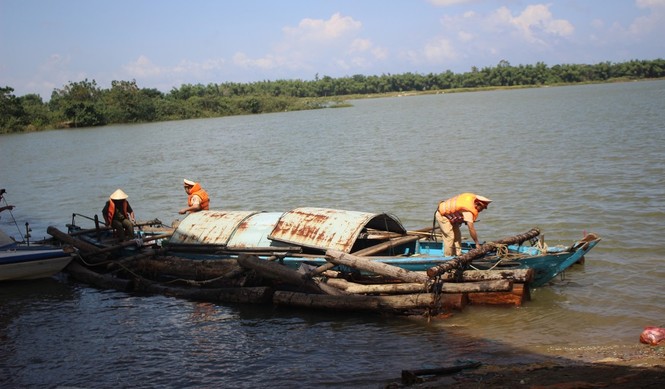 Phát hiện vụ vận chuyển gỗ lậu trên sông - ảnh 2
