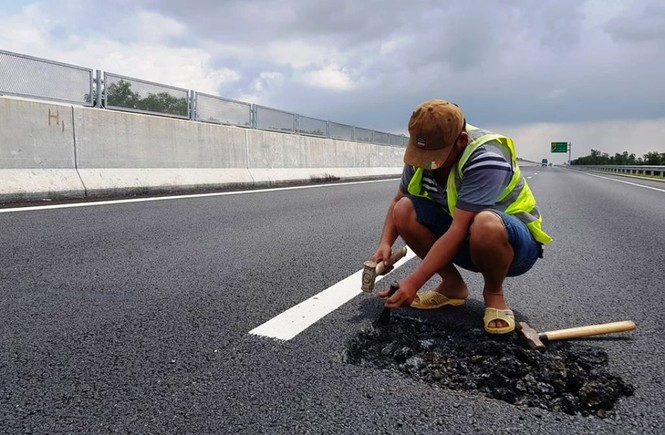 thứ trưởng Bộ GTVT kiểm tra đột xuất cao tốc Đà Nẵng - Quảng Ngãi - ảnh 3