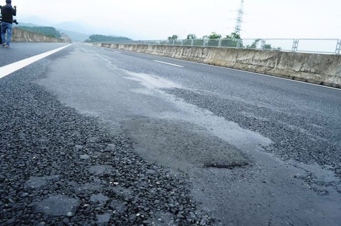 Cận ảnh nút, lún trên cầu, cống của cao tốc Đà Nẵng - Quảng Ngãi - ảnh 5