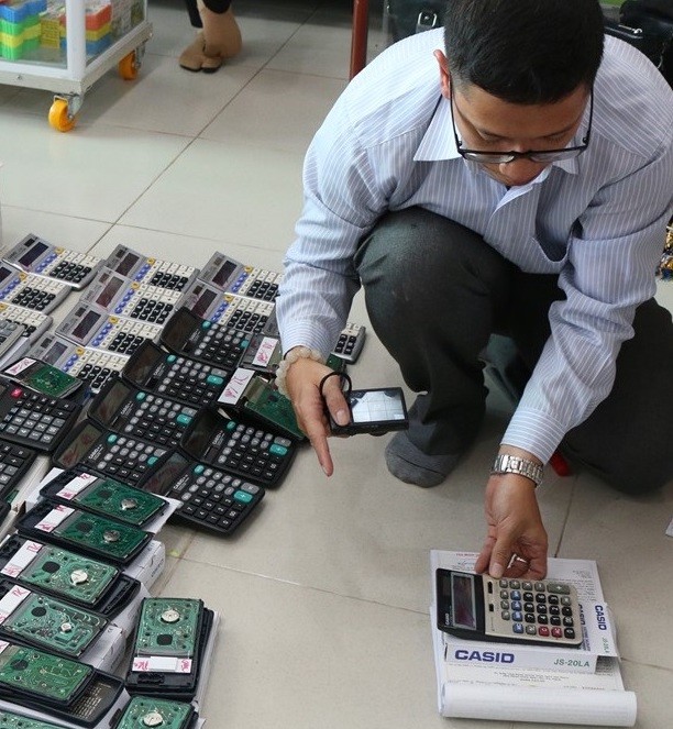 Tạm giữ gần 200 máy tính có dấu hiệu hàng giả nhãn hiệu Casio - ảnh 1