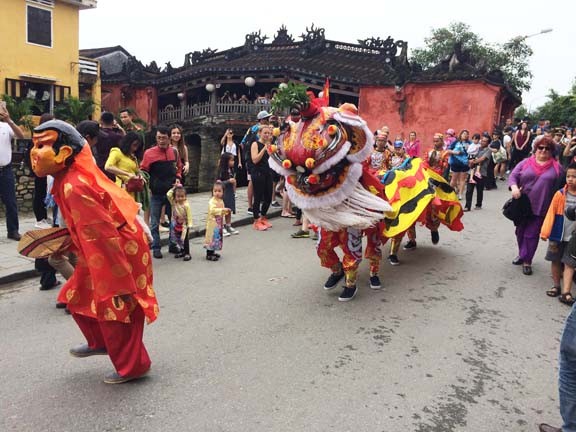 Ông đồ trẻ phố Hội viết thư pháp chữ Tây cho khách - ảnh 1