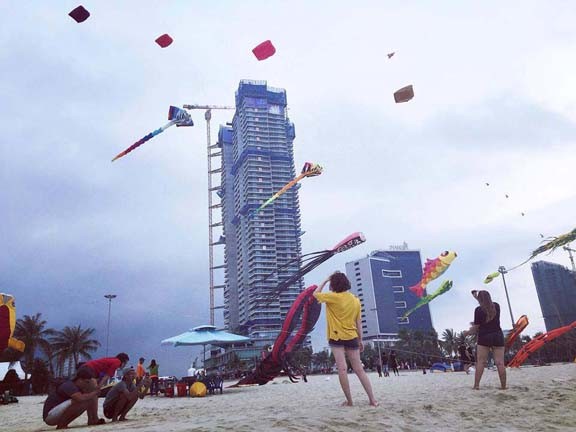 Cả đại dương “tung bay” trên những cánh diều trước biển Đông Đà Nẵng - ảnh 1