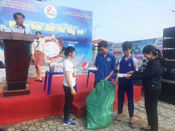 Đà Nẵng vui trong Ngày hội 'Đổi rác lấy vở' - ảnh 8