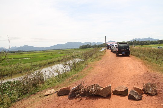 Bình Định: Lãnh đạo hẹn, dân tiếp tục giữ xe cán bộ yêu cầu đối thoại - ảnh 2